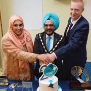 Sahdia Khan and Mayor Paul Sohal cut the cake with CEO ROb Deeks 181070 Aik Saath 20th Anniversary Celebration Dinner - Pictures: Mike Swift.