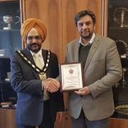 Atiq Ahmad Bhatti receives the award from the mayor